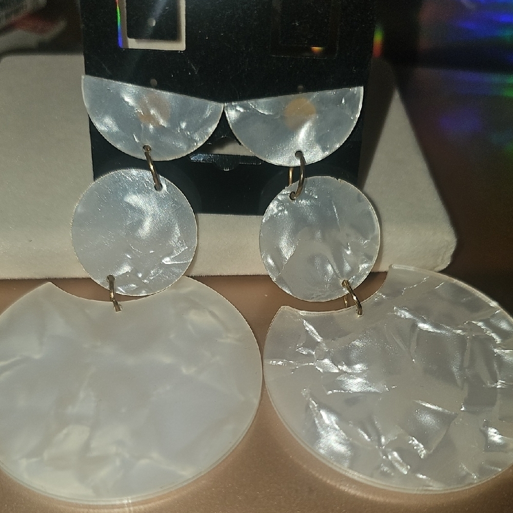 Women's NWT Pearl White Double-Drop Resin Disc Earrings